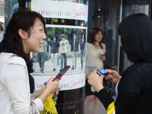 Tohoshinki's women fans go crazy in JR Metro