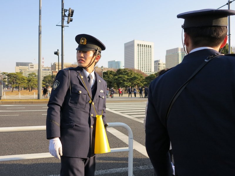 policeman_imperial_palace_emperor_address-001