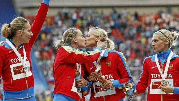 russian_athletes_kiss